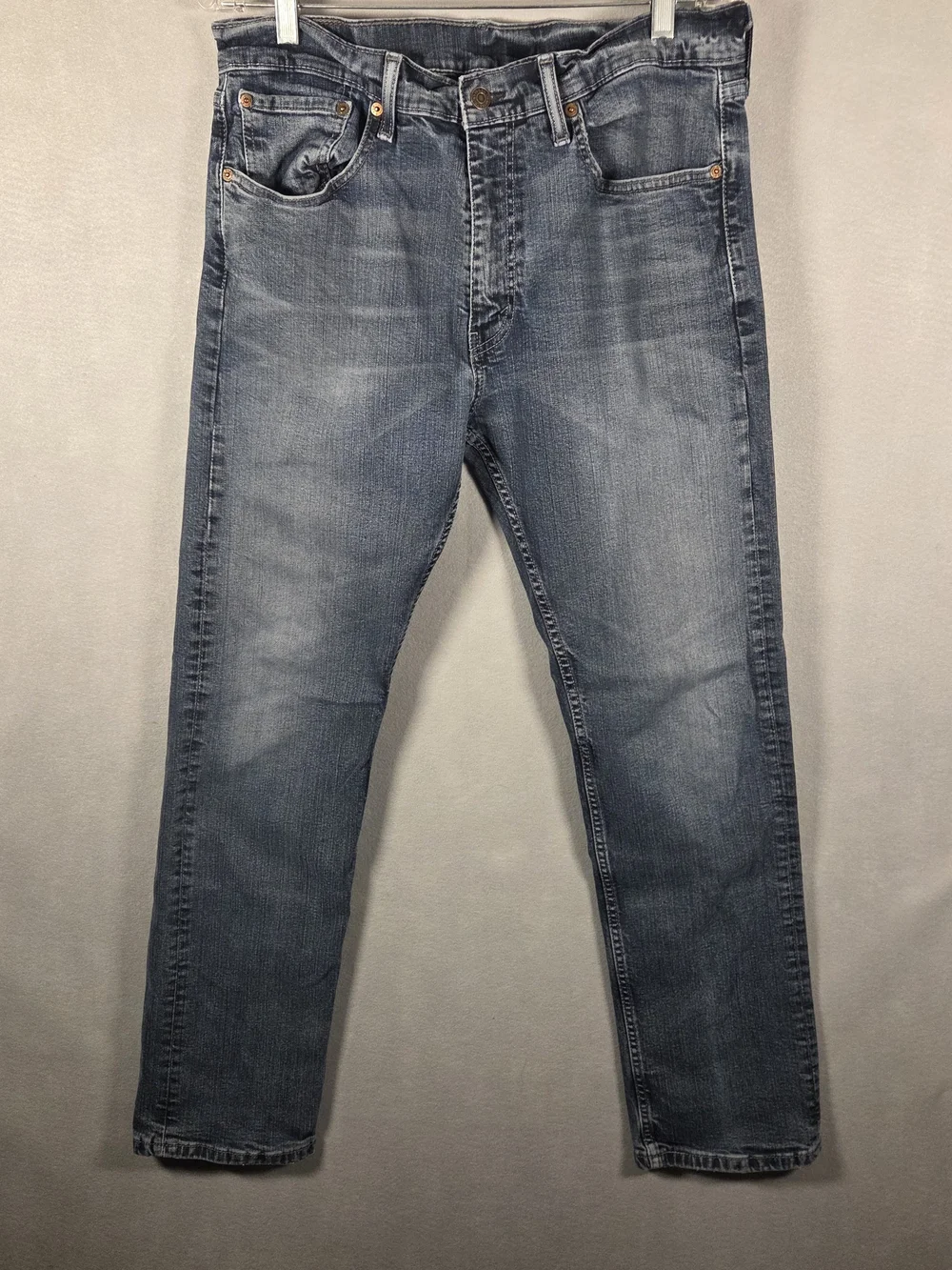 Levi's 505 relaxed fit jeans (34x32) in a medium-to-dark wash (T623)